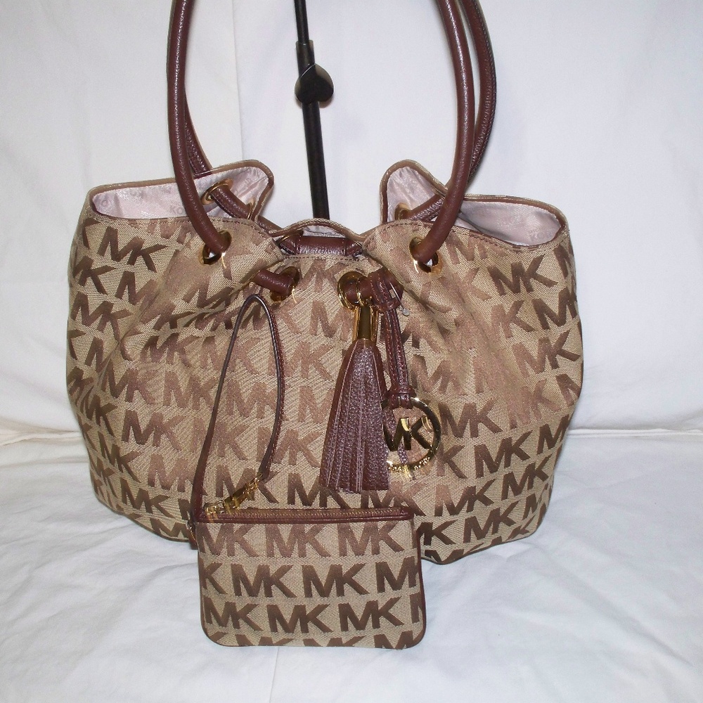 Michael Kors JS Beige/Mocha Ring Tote &  Wristlet